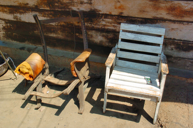 two-old-chairs-1540563-639x424